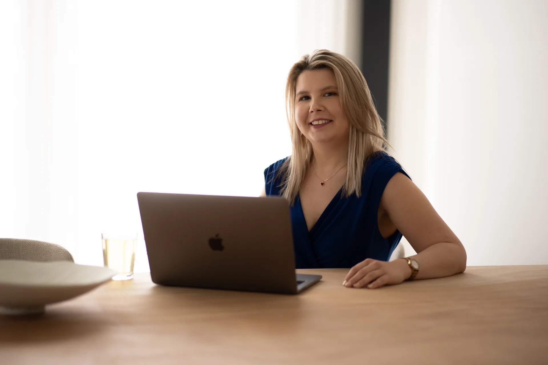 Sarah-Lee achter haar laptop