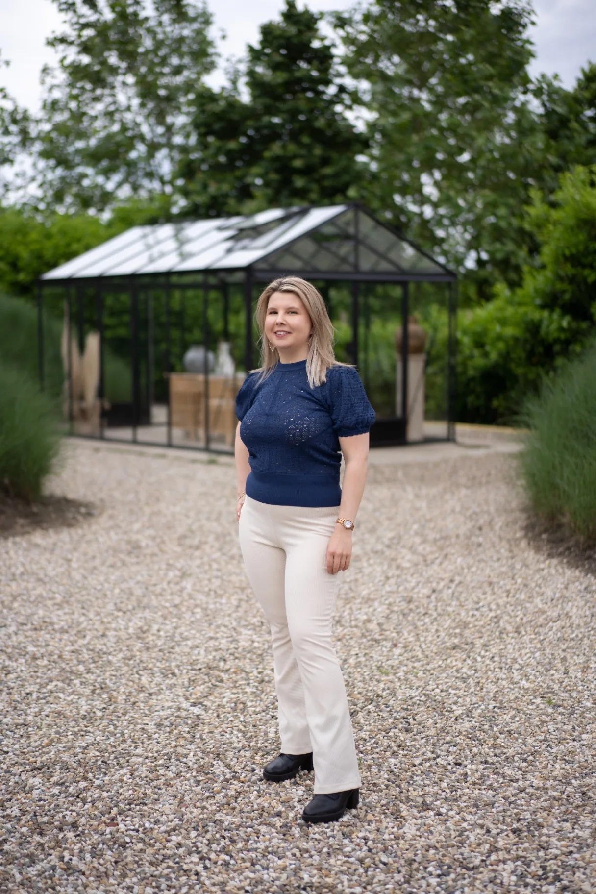 Sarah-Lee wandelend op grindpad